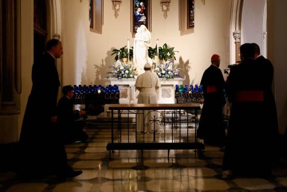 Como todo un creyente, el obispo de Roma eleva sus plegarias.