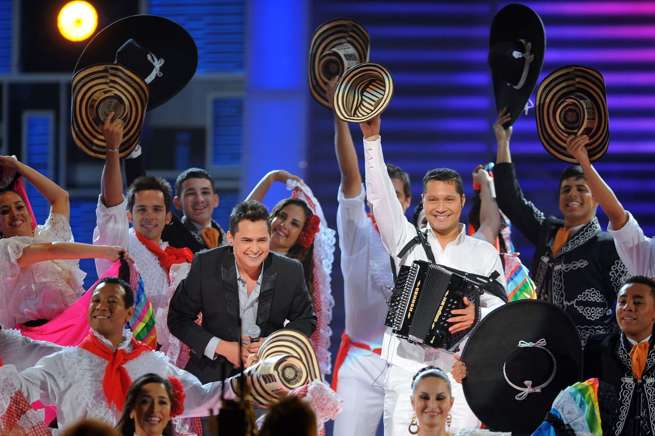 Jorge Celedón y Jimmy Zambrano dieron ritmo y color a la novena entrega de Latin GRAMMY con el tema 'Esta vida'.