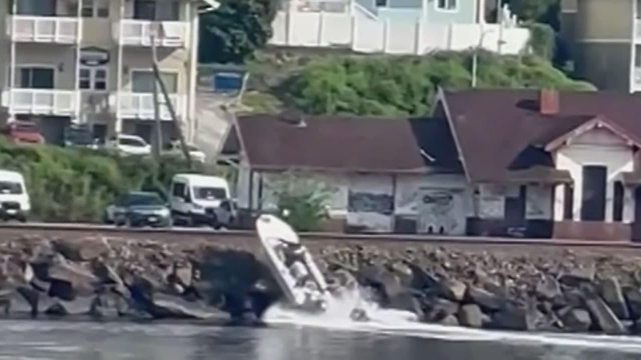 Video: Joven de 21 años se estrella contra rocas tras rozar ferris en Washington