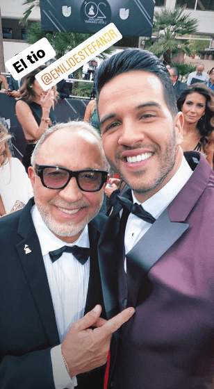 Durante su trayectoria en el mundo del espectáculo ha tenido la oportunidad de conocer a grandes personalidades como en esta ocasión que se tomó la fotografía con Emilio Estefan.