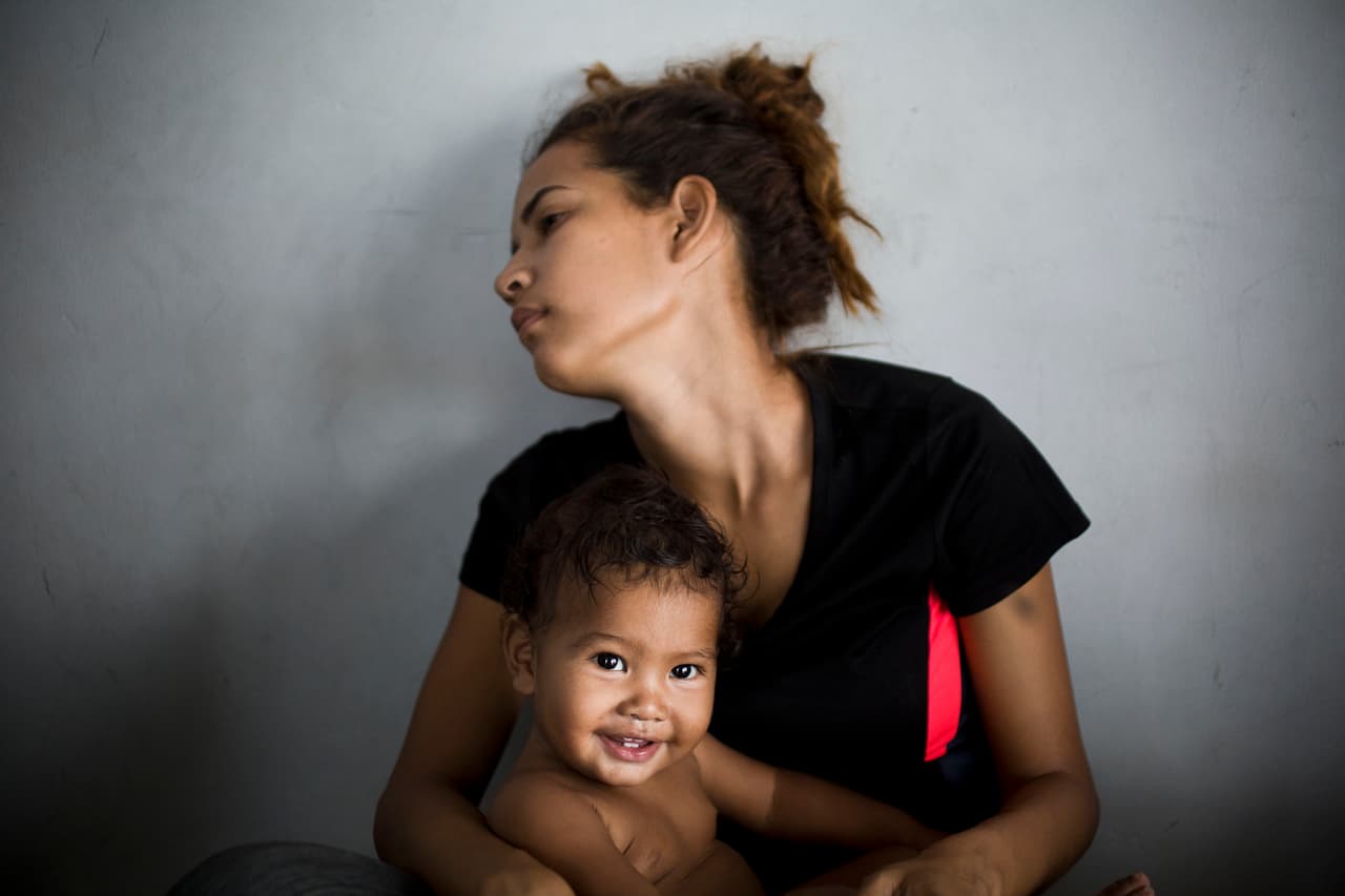 Andreina Rodríguez de 23 años y su hijo Matías, de 9 meses, esperan en la frontera de Ecuador y Perú, para poder ingresar al segundo país pese a no tener pasaporte. El gobierno peruano ha realizado excepciones con casos vulnerables de madres con hijos y personas de la tercera edad.