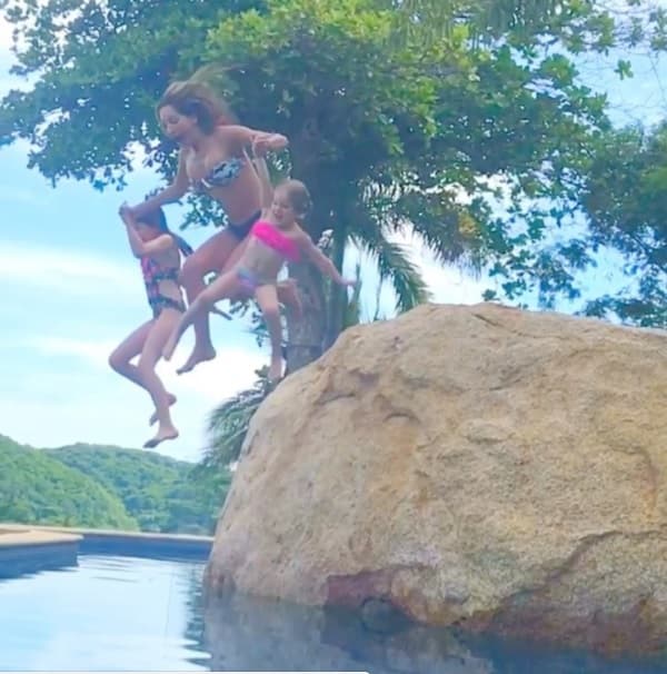 Otra que aprovechó para darse una escapada a Acapulco acompañada de sus hijas, fue Geraldine Bazan, quien compartió con sus seguidores cómo se divirtieron entre chapuzones el 28 de julio.