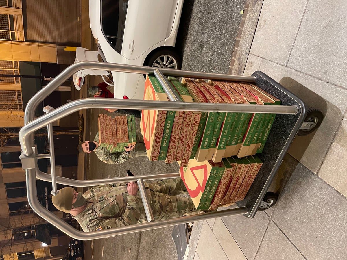 Estas fueron las pizzas que llegaron a nombre del Comandante en Jefe, cargo que viene con la gubernatura.
<br>