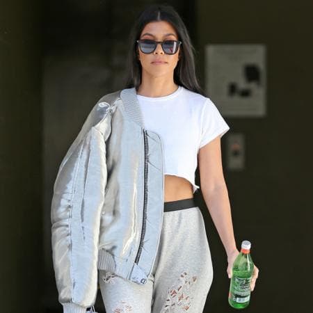 El clip comienza con la empresaria vistiendo un saco negro y diciendo: "El tiempo es dinero, tú ven conmigo".
<br>