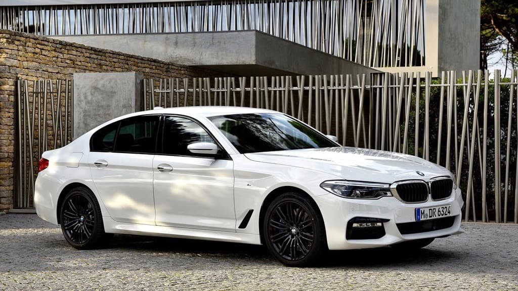 <b>Autos medianos: </b>El
<b> Subaru Legacy </b>es uno de los ejemplos que nos demuestran que pequeñas modificaciones pueden lograr una gran diferencia. Subaru rediseñó el sistema de iluminación del Legacy este año y la consecuancia de ese cambio, aparte de una mejor visión nocturna del camino, fue ganar el premio ‘Selección Tope de Seguridad Plus’ del IIHS para 2017. El Subaru Legacy fue también uno de los siete vehículos en obtener la clasificación de 'bueno' para su sistema de iluminación.