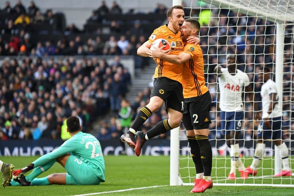 Diogo Jota celebra junto con Matt Doherty golazo.