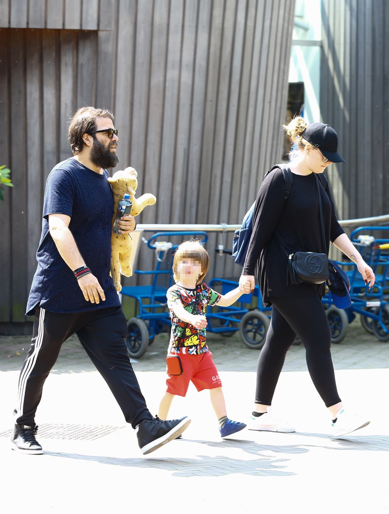 En 2012, la pareja recibió a su hijo Angelo, de quien tampoco se supo nada hasta unos meses después de su nacimiento. Simon es fundador de una compañía sostenible que lleva agua potable a países en desarrollo.