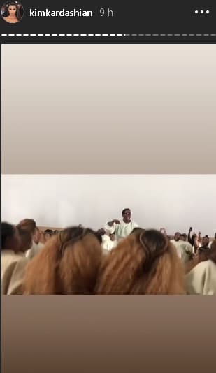 Además de los mensajes, Kim publicó una serie de videos en donde se observa a Kanye al centro y alrededor de él parte del coro, llamado 
<b>The Samples</b>, y junto a los feligreses interpretan la canción de Sia.