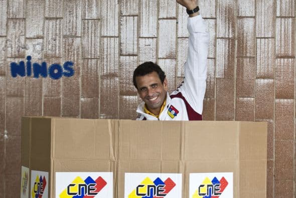 "Por ahí algunos que siempre tratan (...) de molestar, ahí el jefe de campaña del otro partido (Jorge Rodríguez) estaba hace un rato dando numeros (...) eso es para molestar", dijo.