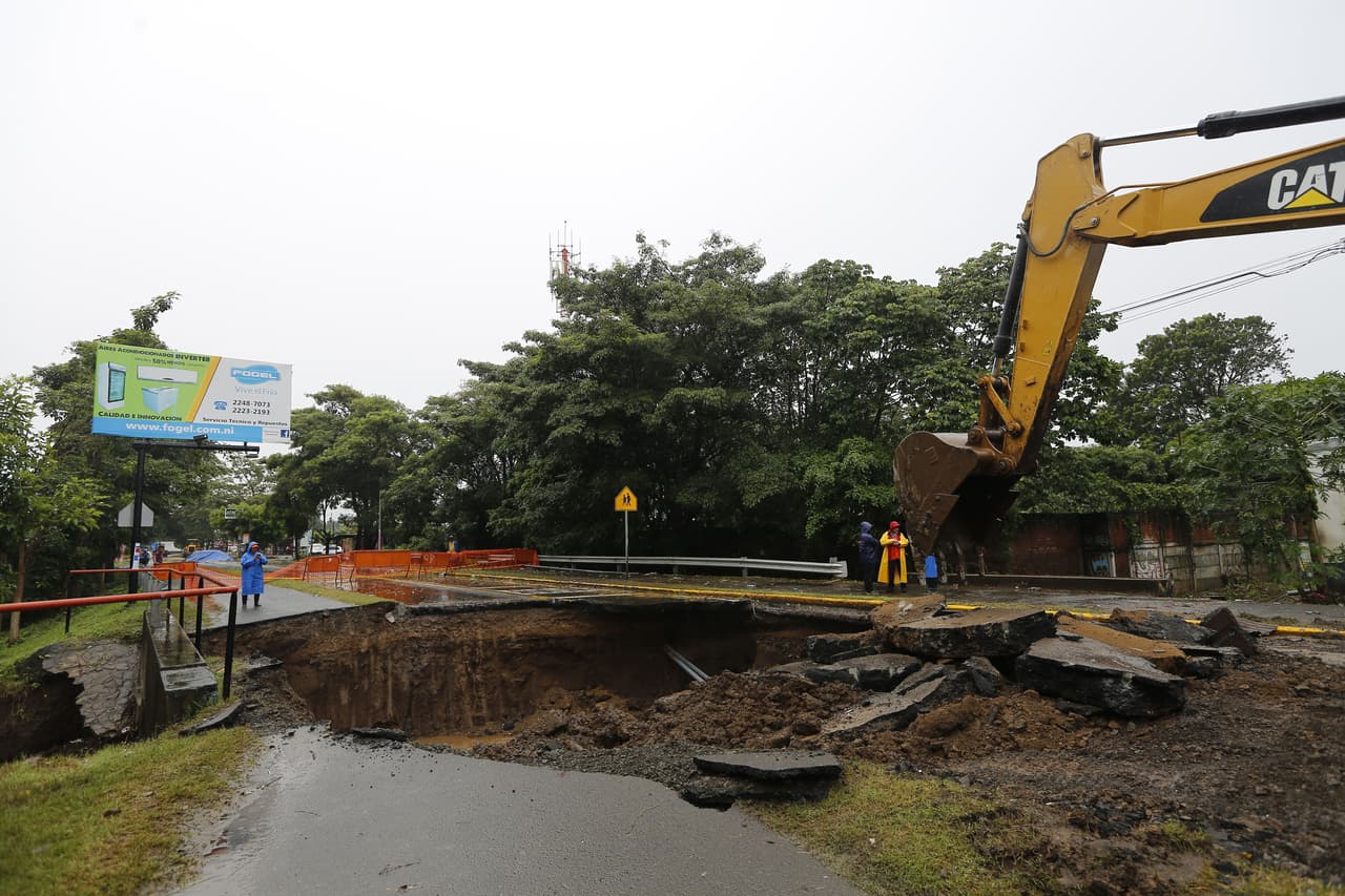 NICARAGUA- Empleados municipales trabajan en una la vía Panamericana en Rivas, que quedó interrumpida por un enorme socavón generado por el paso de la tormenta Nate.