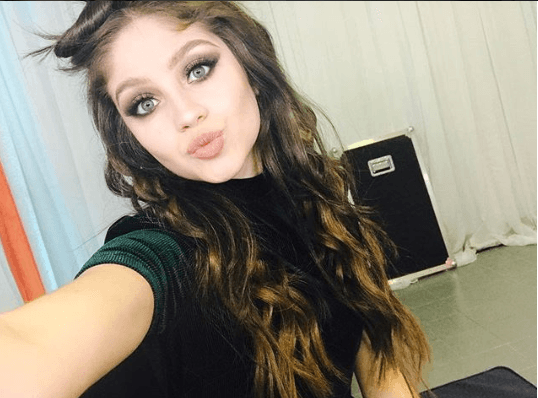 Es fan de Selena Gómez y en algún momento le gustaría cantar con ella.