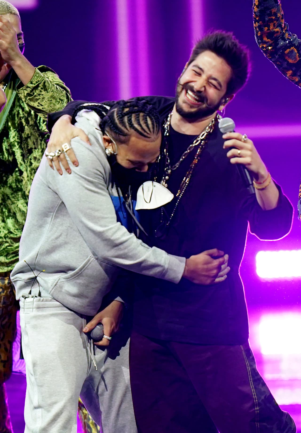 Este dueto se divirtió de lo lindo ensayando, para prueba esta imagen, donde se nota la buena camaradería que existe entre los dos.