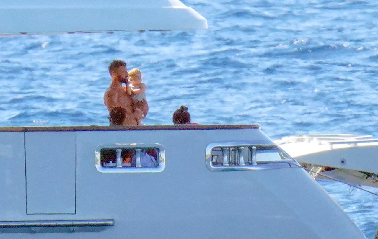 Ricky Martin dejó al descubierto el rostro de Renn Martin-Yosef, 
<b><a href="https://www.univision.com/famosos/ricky-martin-revela-en-washington-d-c-que-esta-en-espera-de-su-cuarto-hijo-fotos" target="_blank">el menor de sus hijos</a></b>, y lo hizo publicando tiernas fotografías del bebé en sus redes sociales.
<br>