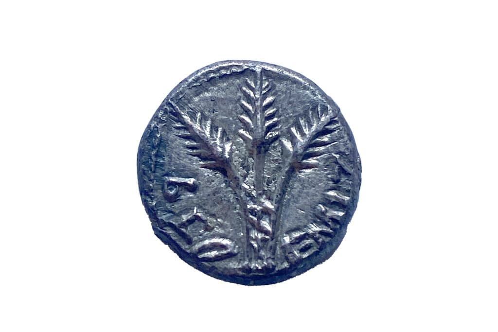 Una extraña moneda de 2,000 años de antigüedad fue devuelta por Estados Unidos a Israel el lunes. La pieza fue incautada en 2017 cuando unos coleccionistas intentaron venderla en una subasta en Denver, donde figuraba con un 
<b>valor estimado entre $500,000 y $1 millón</b>.