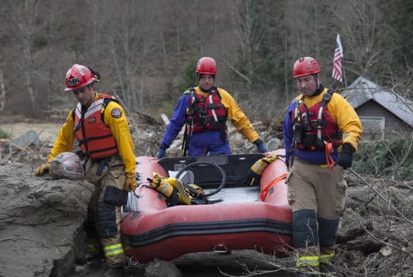 Algunos socorristas han terminado hundidos hasta los hombros y tuvieron que ser rescatados con cuerdas.