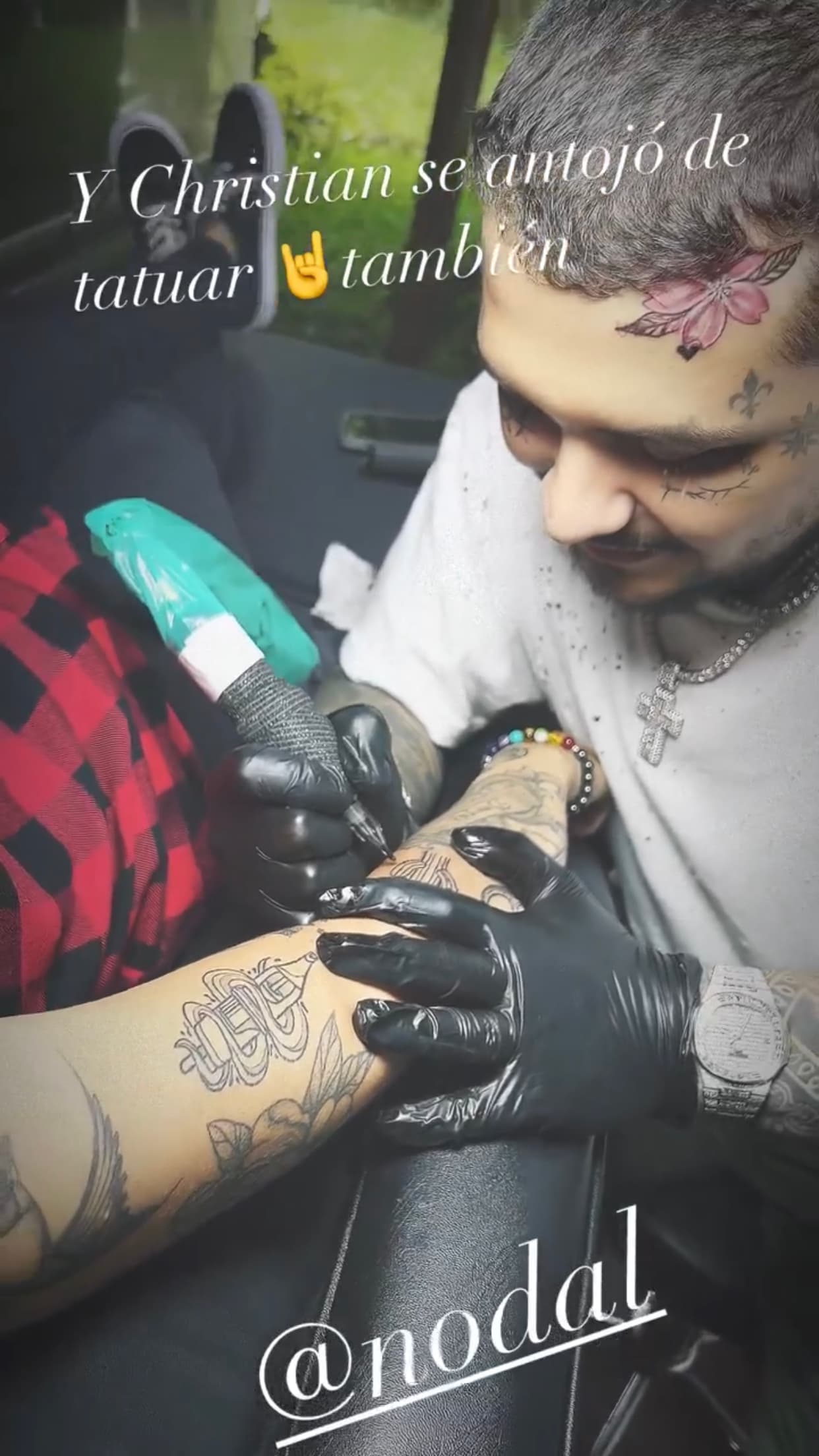 En esta imagen, en la que además se muestra al cantante presumiendo sus habilidades como tatuador, se muestra cómo quedó la flor tapando el tatuaje de 'utopía'. 
<br>