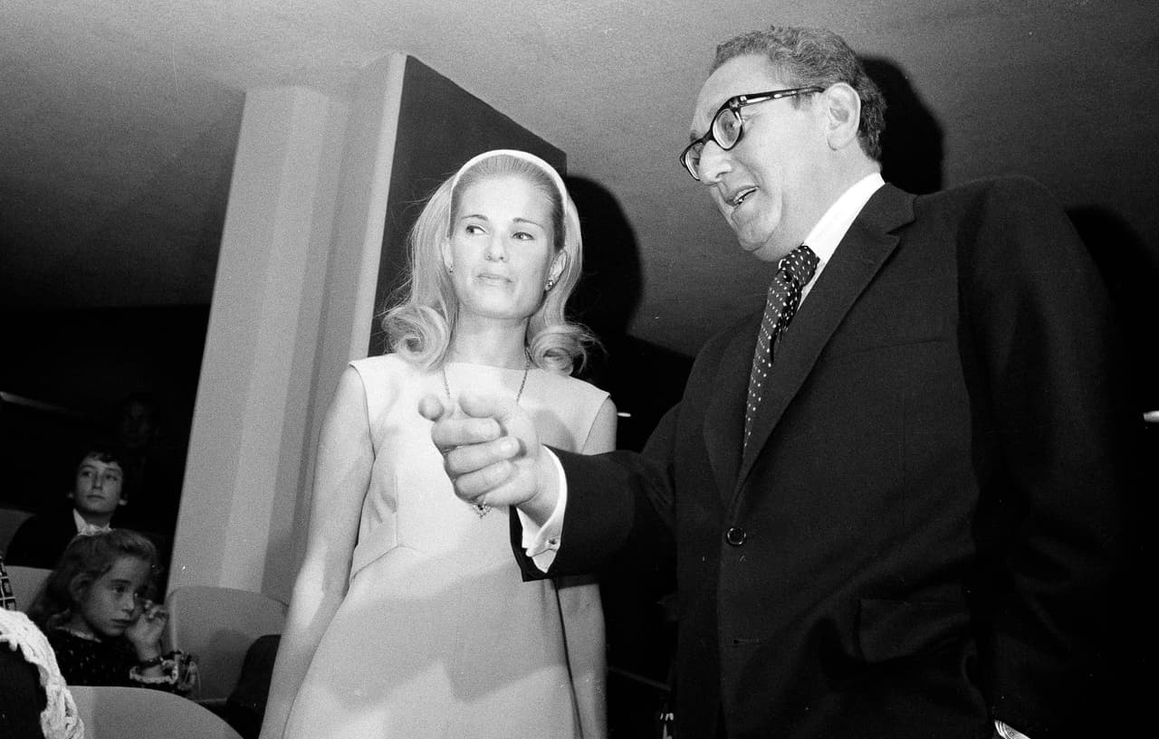 Kissinger con Tricia Nixon Cox en las Naciones Unidas, donde Kissinger pronunció su discurso inaugural como secretario de la Asamblea General, el 24 de septiembre de 1973.
