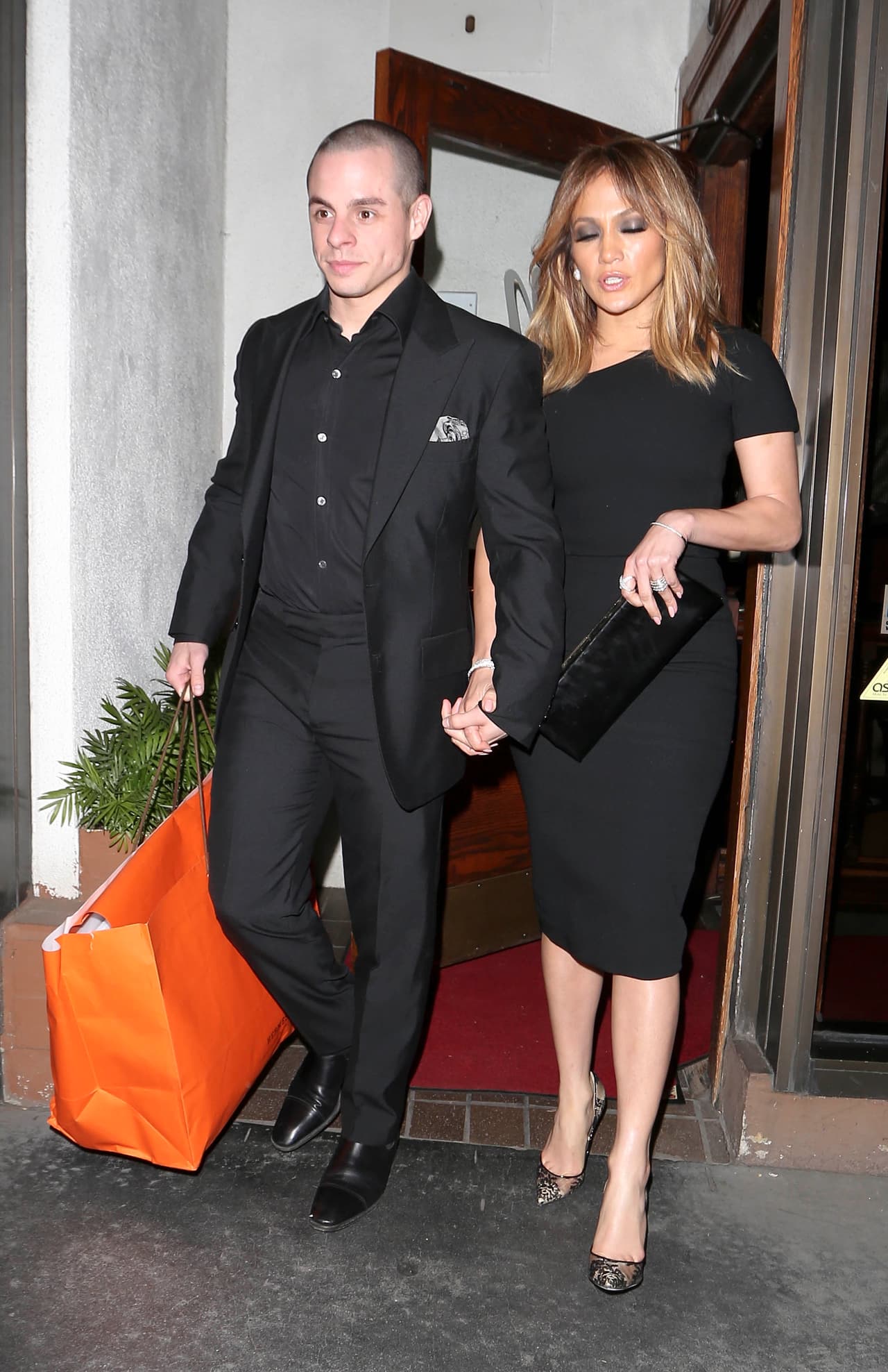 Finalmente el amor triunfó entre JLo y Casper y ya se pasean tomados de la mano por todos lados.