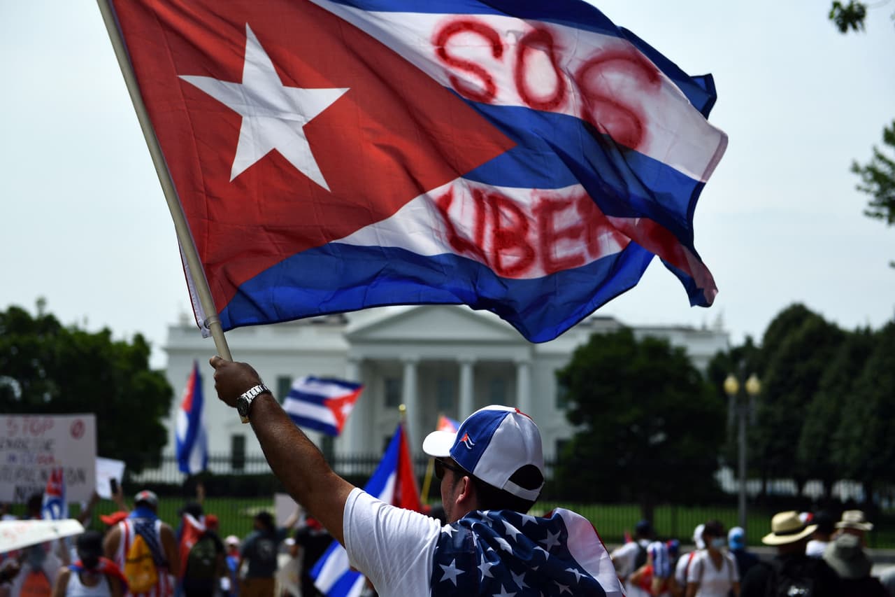 Miles de cubanos están en Washington en una masiva manifestación que va hasta la embajada de Cuba