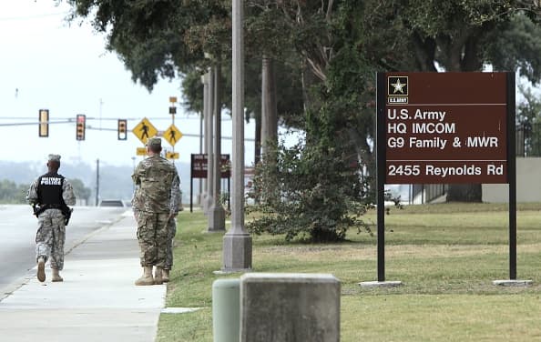 Reportan la muerte de dos soldados, una mujer y un hombre, en dos bases militares en San Antonio