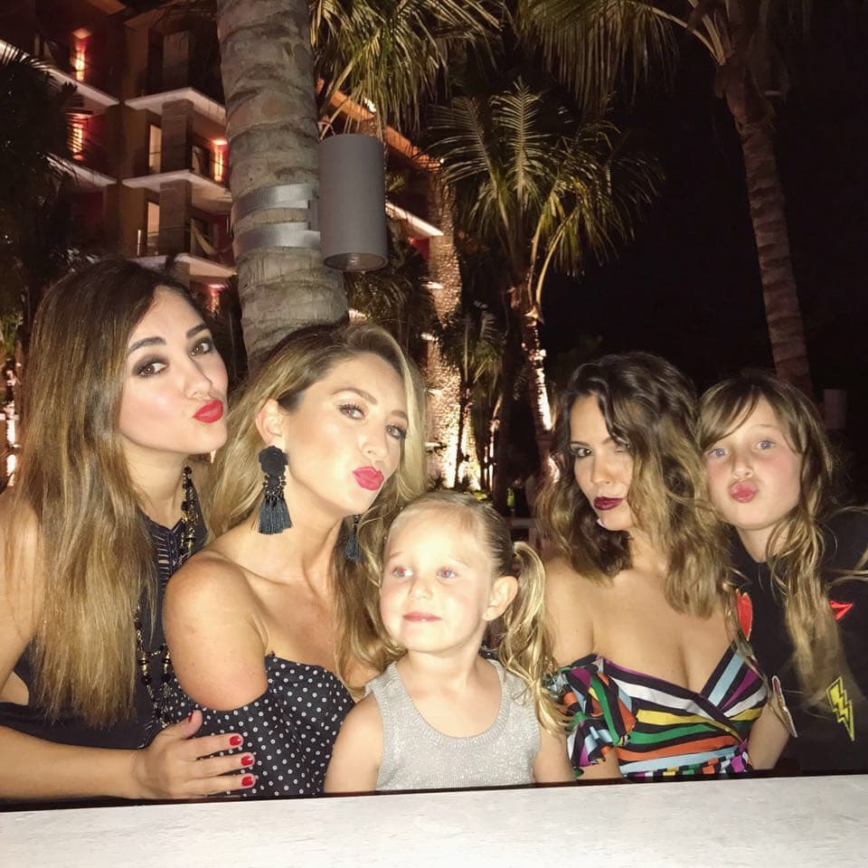 Recientemente, Bazán se separó de Gabriel Soto, con quien compartió una relación de 10 años y quien es el padre de sus dos hijas. Desde ese momento, las postales que publica son en compañía de amistades y sus pequeñas.