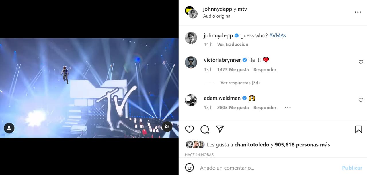 Johnny Depp hizo una aparición como el 'Moonmen'. El actor de 59 años parecía flotar del techo del Prudential Center con el emblemático traje de astronauta de la estatuilla de los premios y su rostro insertado digitalmente en el casco. 
<br>
<br>