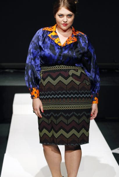 1. Dile adiós a las prendas holgadas. Deja de ocultarte detrás de enormes capas de tela que no hacen más que sumarle volumen a tu cuerpo.