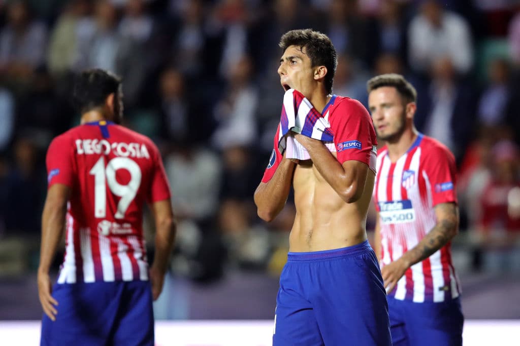 La incredulidad de los jugadores de Atlético de Madrid por lo sucedido quedó en evidencia y ahora, sin Antoine Griezmann en la cancha tras ser sustituido, tenía que levantar la cabeza.