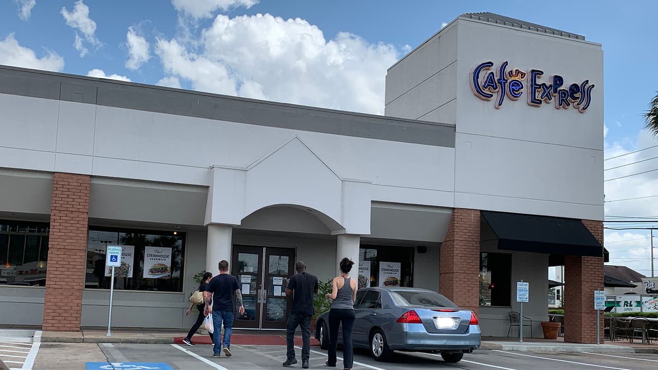 Un grupo de personas llegan a este restaurante Café Express en Houston para ordenar su comida para llevar ante las restricciones impuestas por las autoridades del condado Harris.
