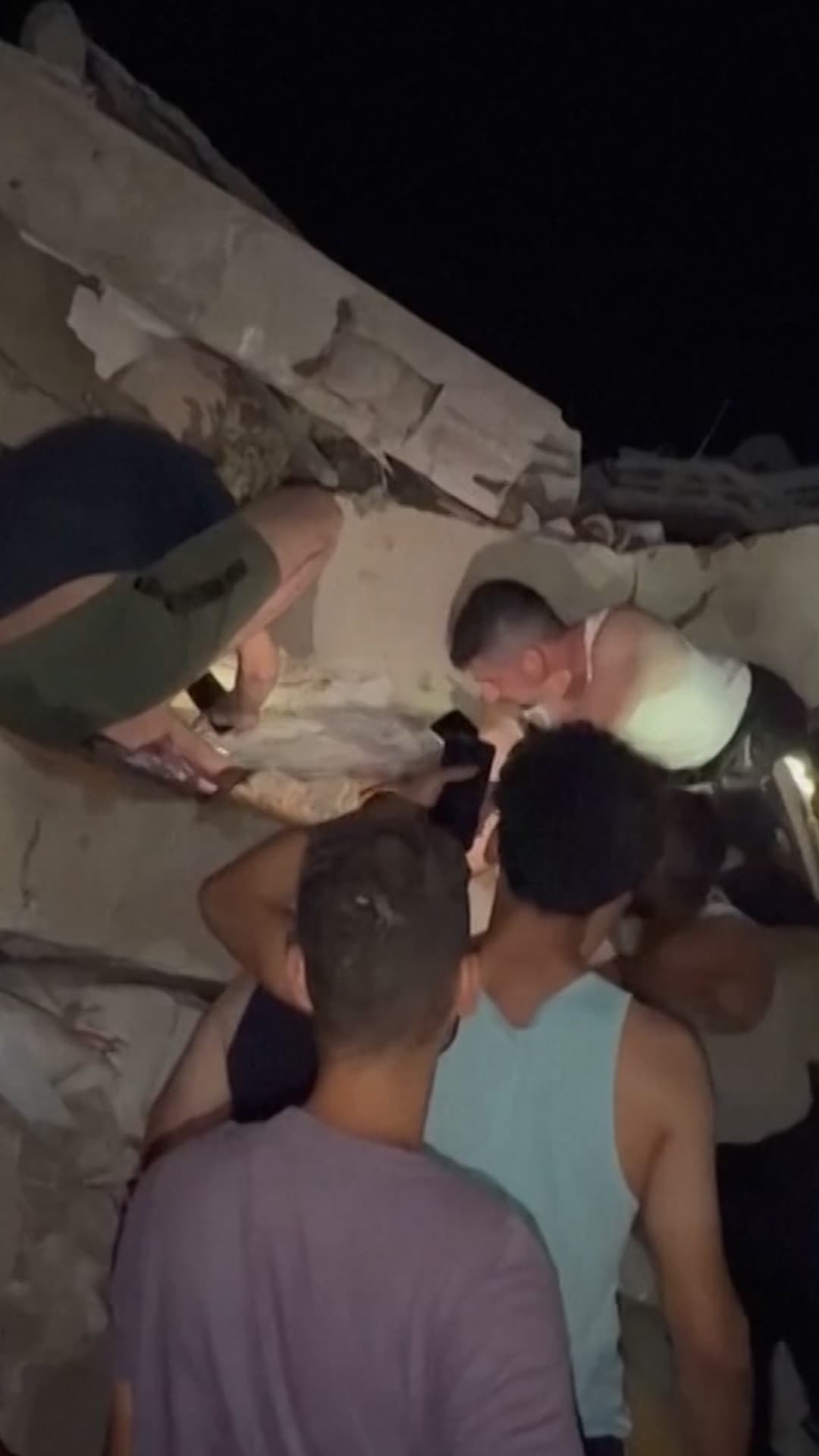 Colapsa un edificio residencial en Gaza
