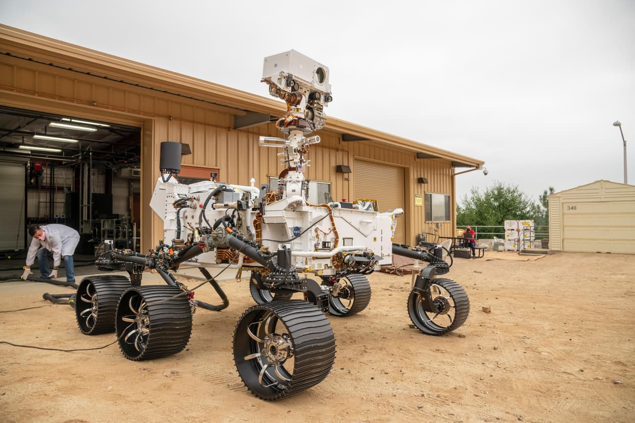 <b>Así es el Perseverance.</b> Este modelo ‘gemelo’ del nuevo rover de NASA fue utilizado en algunas pruebas de la misión, en un laboratorio del sur de California donde se imitó la superficie marciana a finales de 2020. Perseverance está asentado en Marte sobre un terreno plano en el límite de dos unidades geológicas, a un poco más de una milla de lo que fue un antiguo delta de un río que se formó en el borde de un lago.
<br>