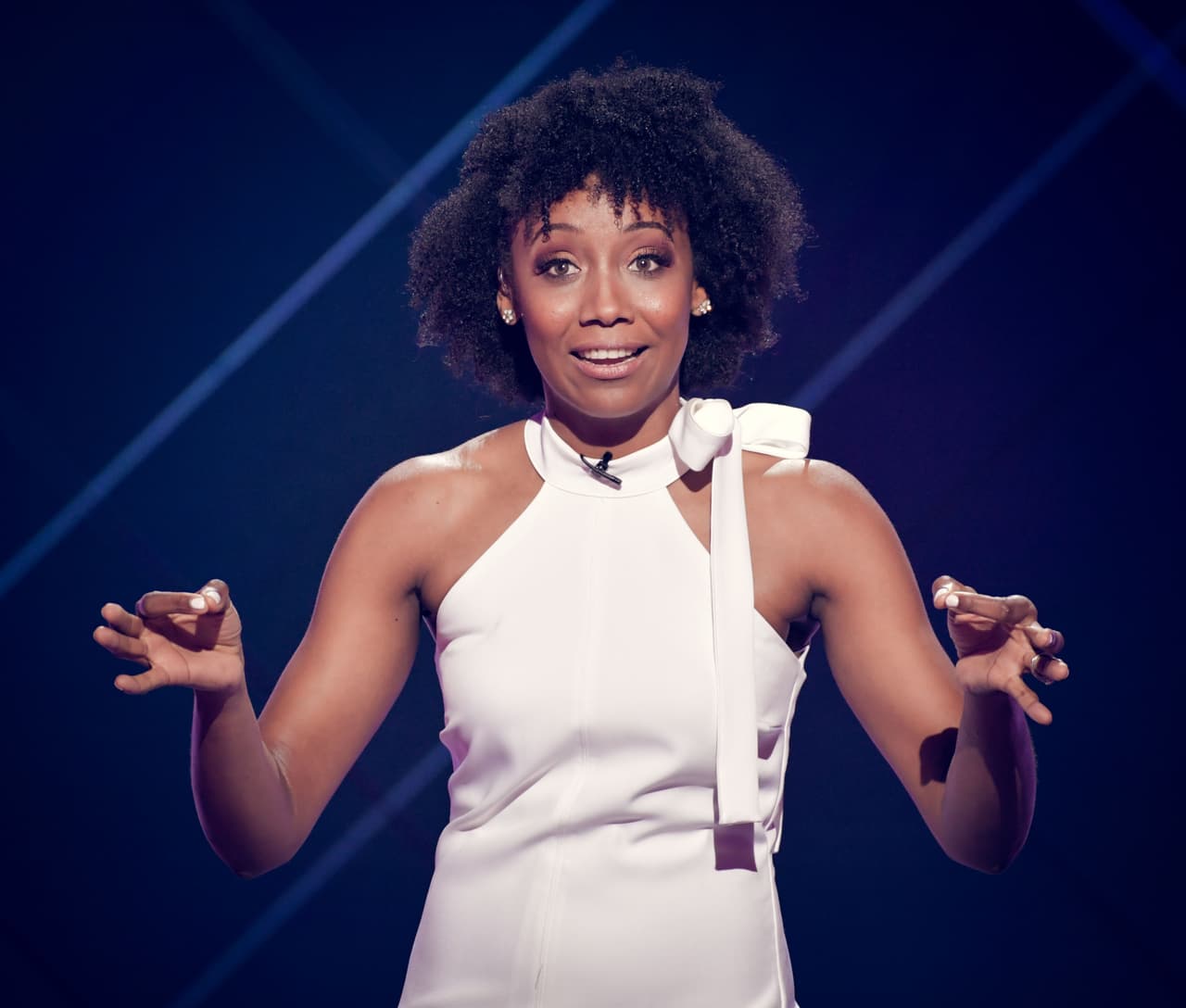 Repite el nombre, le decían mientras ella no sabía si continuar o regresar a esa parte del diálogo.