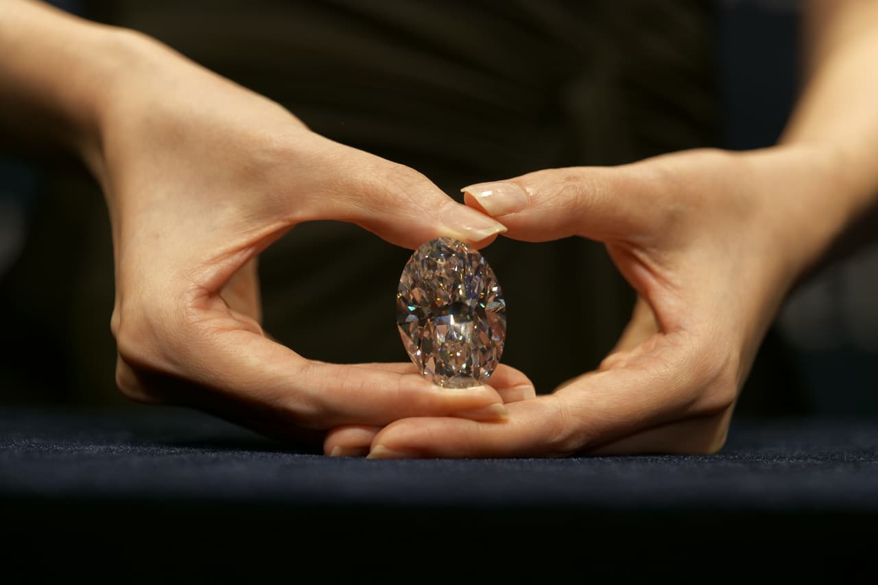 Un raro diamante blanco de 102 quilates es vendido como una 'ganga' tras ser subastado sin precio de entrada