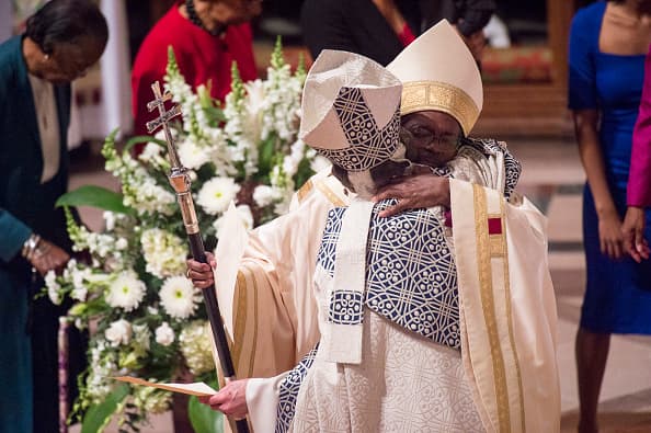 El reverendo Michael Bruce Curry en la ceremonia en la cual fue investido como Obispo de la Iglesia Episcopal, es el primer negro en ocupar esta posición.
