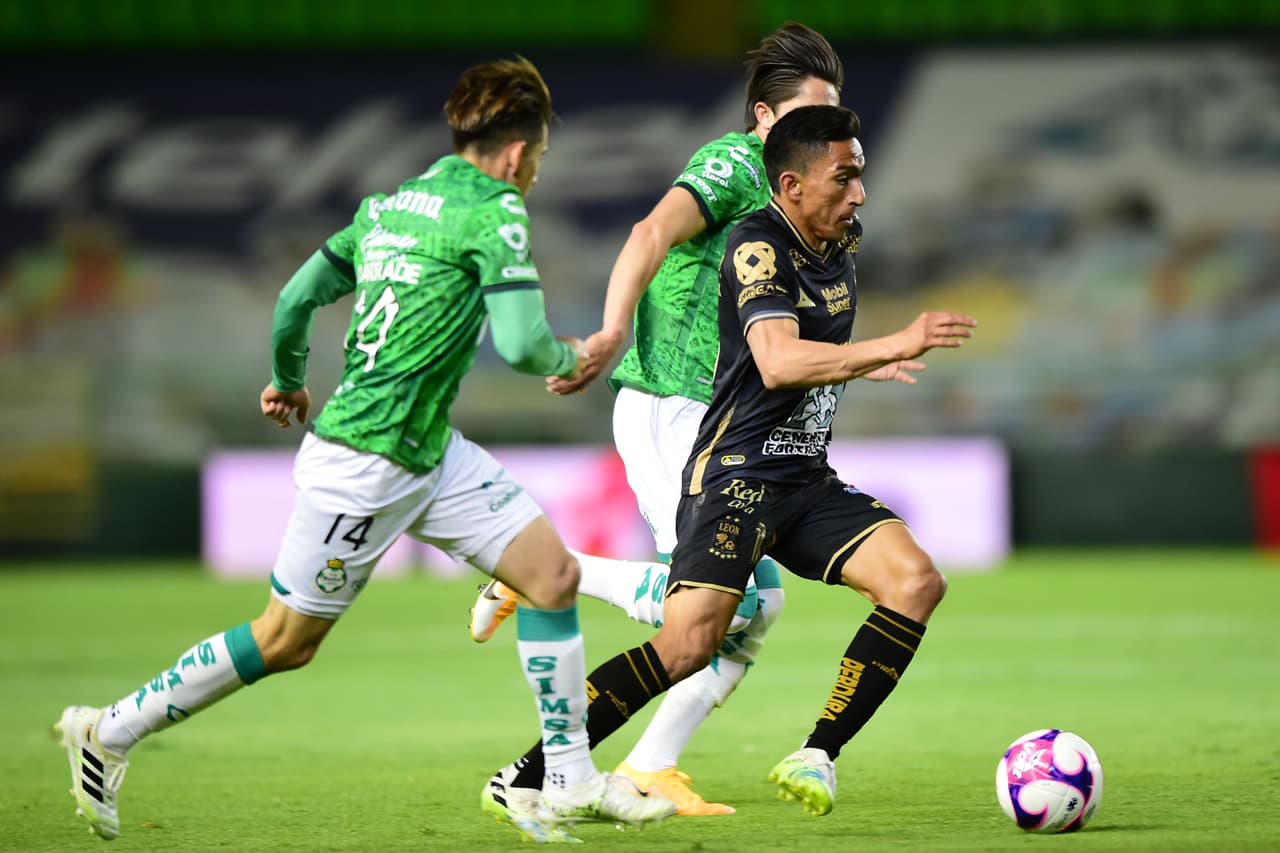 El conjunto Esmeralda sigue consiguiendo puntos y con goles de David Ramírez y Luis Montes, los locales logran remontar y se quedan con los tres puntos en el Nou Camp.