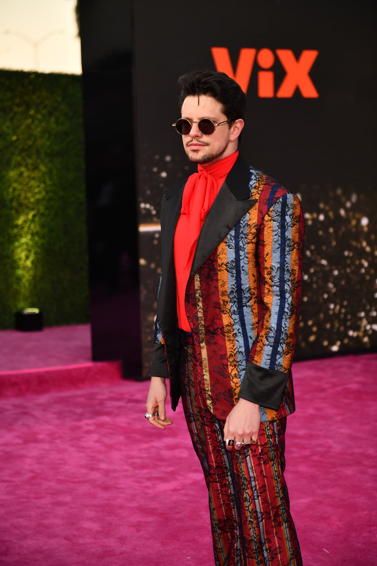 <b>Lasso</b> optó por un traje casual muy colorido y original.