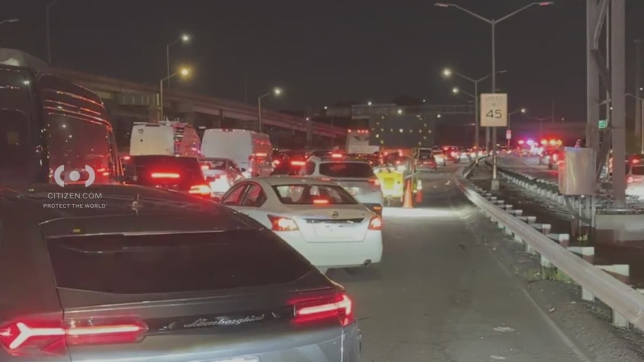 Accidente de autobús en Long Island Expressway deja 2 muertos y 20 heridos en Queens