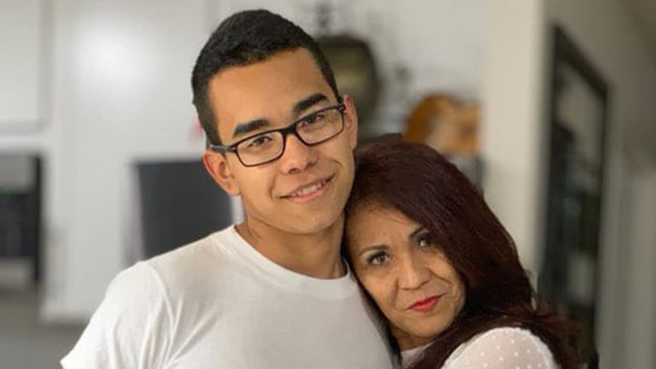 “El día 14 de enero te quitaron la vida en Bellaire High School, hoy te queremos celebrar Alex, estas haciéndola en el cielo”, dijo Antonio Bachiller, padre de César Alexander Cortés.