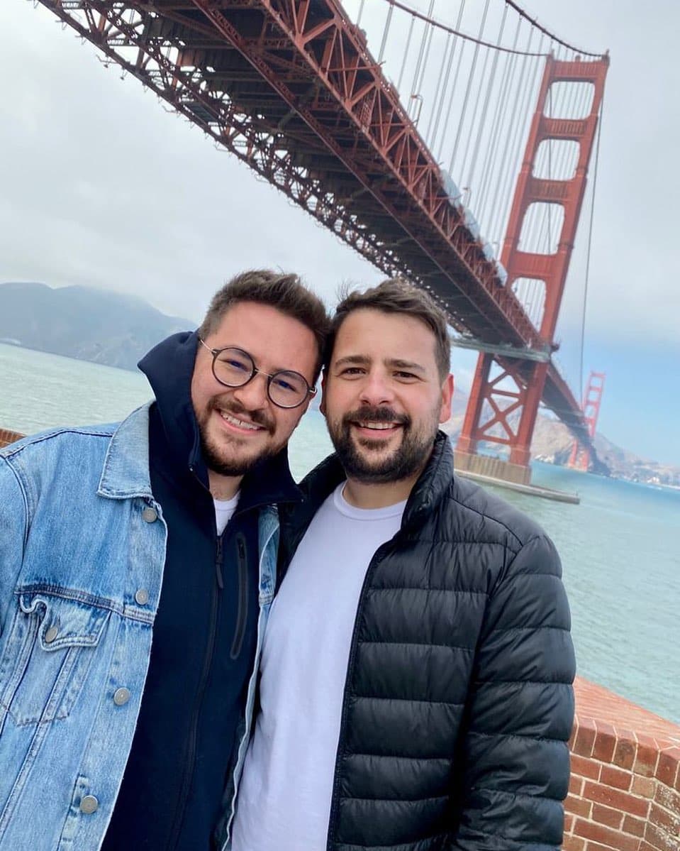 Lo único se sabe de él es por lo que publica en su cuenta de Instagram, como que 
<a href="https://www.univision.com/famosos/sergio-miguel-carlitos-bracho-la-usurpadora-posa-novio-redes-fotos">mantiene un noviazgo de 12 años</a> con el guionista de cine y televisión Ricardo Avilés.