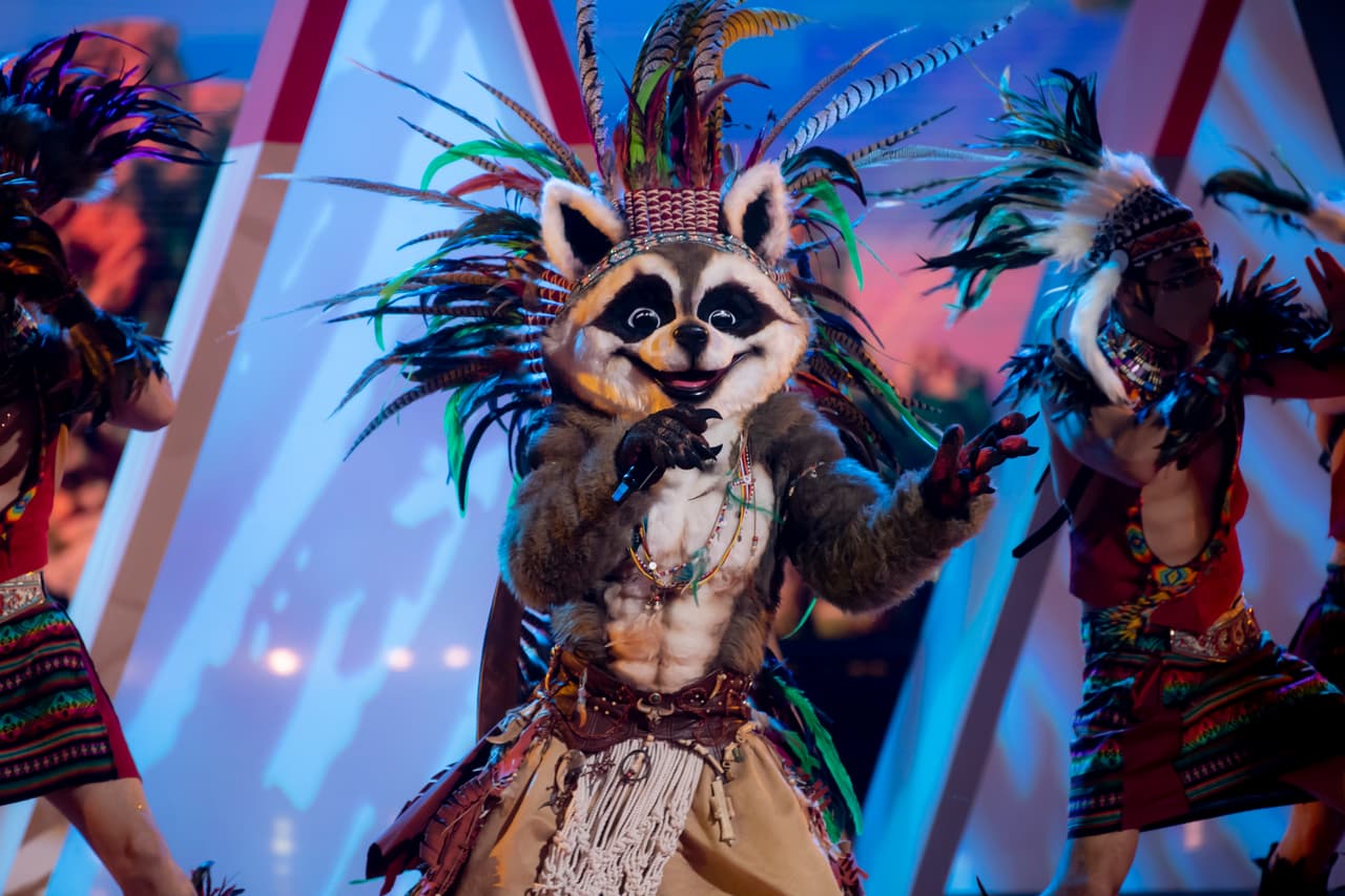 Los 'investigadores' se guiaron mucho por el tono de voz de este personaje y por ello Mónica Huarte dijo que Espinoza Paz podría estar detrás de él, mientras que Carlos Rivera y Yuri apostaron por Joss Favela y Juanpa Zurita dijo que Rauw Alejandro.