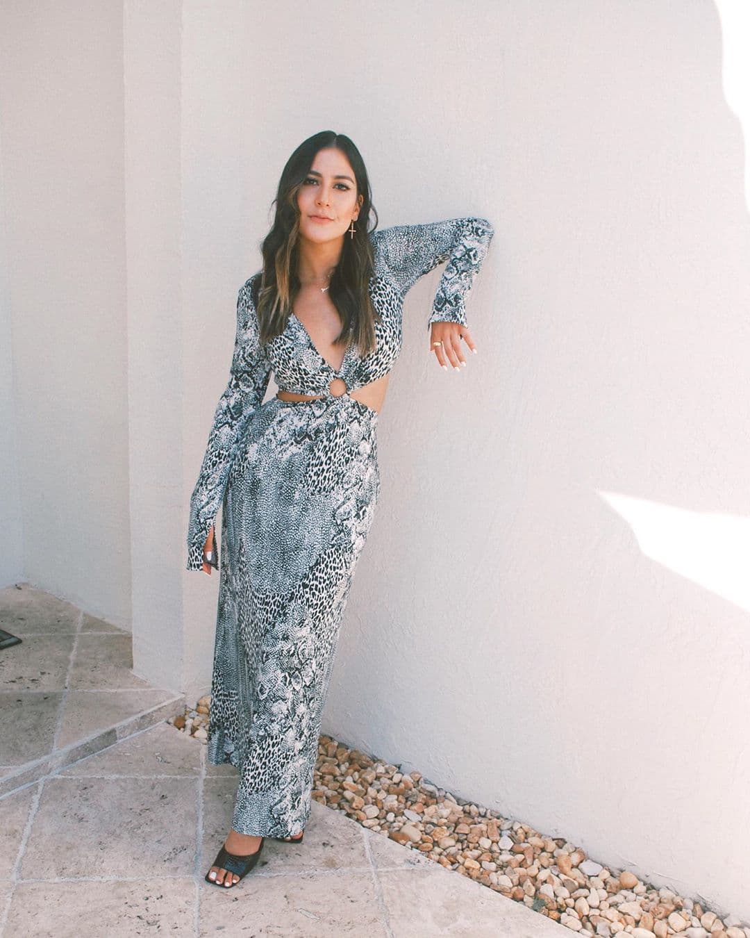En esta foto que compartió en sus plataformas sociales luce un conjunto con estampado de 'animal prit' de falda y manga larga, sin duda una gran opción para un evento más sofisticado en entretiempo.
