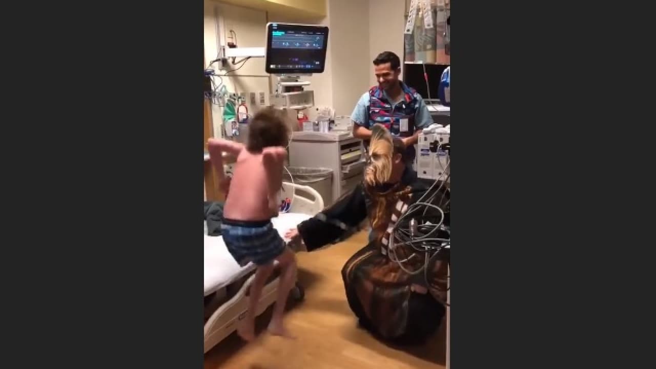 Médico se disfraza de Chewbacca para sorprender a un paciente a la espera de un trasplante