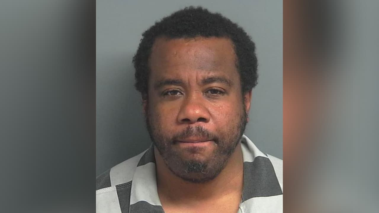 Sospechoso toca a la puerta vendiendo revistas y abusa sexualmente de una mujer al norte de Houston
