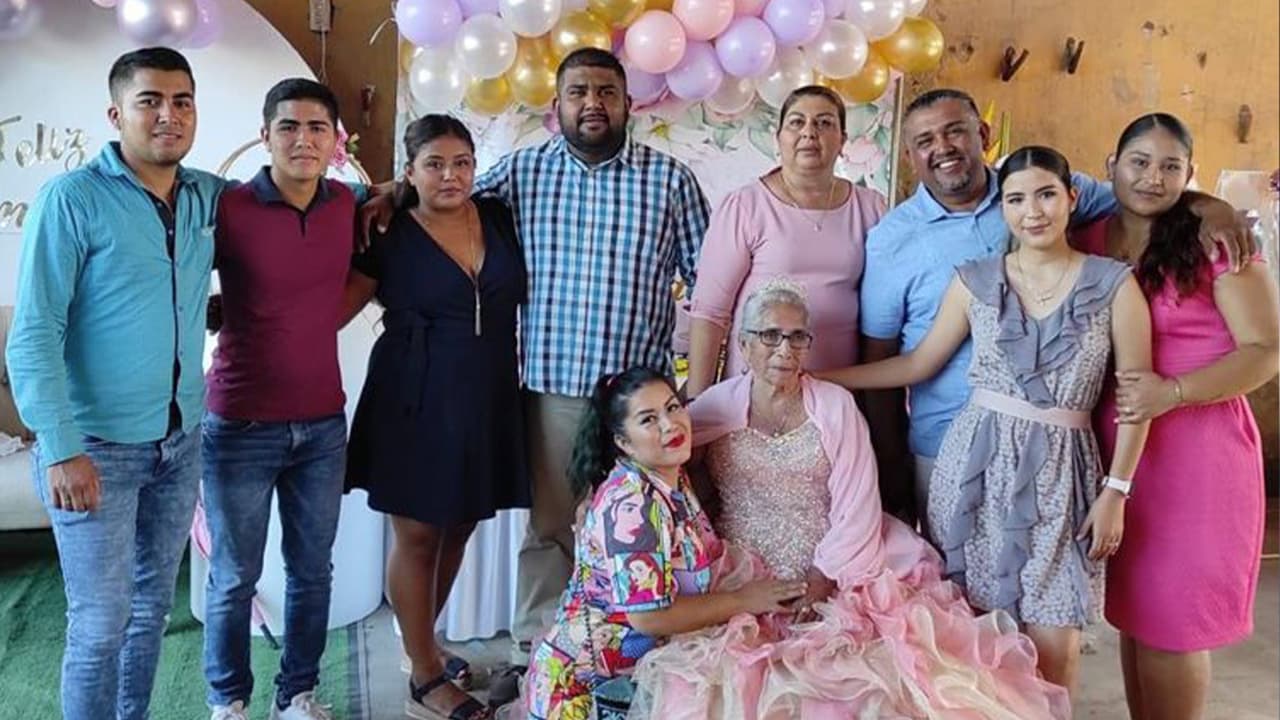 Si bien no todos pudieron viajar debido a las restricciones y medidas de prevención por el coronavirus, la abuelita Marcos estuvo rodeada de hijos, nietos y bisnietos.