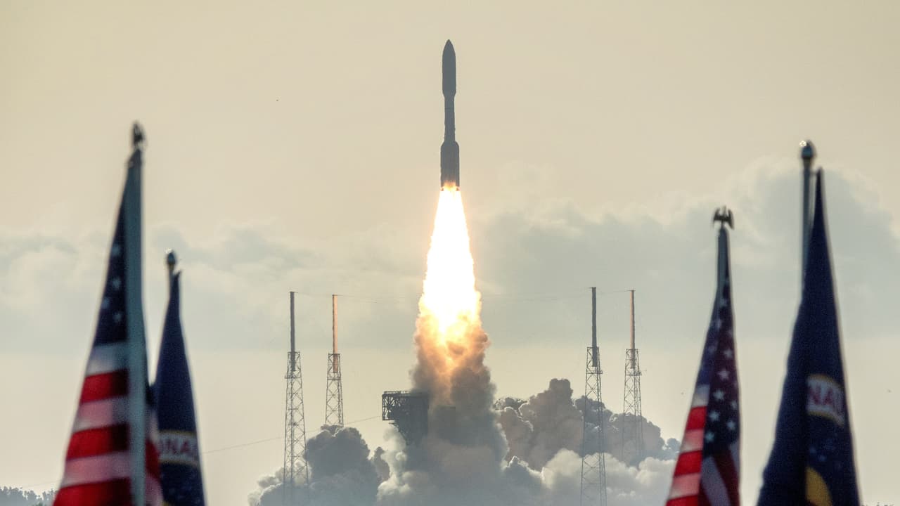 El despegue del cohete Atlas V con la sonda perseverance a bordo, el más grande y sofisticado explorador de Marte jamás construido. Este vehículo del tamaño de un auto está lleno de cámaras, micrófonos, taladros y láseres y es parte de parte de un ambicioso proyecto de largo alcance de la NASA para traer las primeras muestras de roca marciana a la Tierra.