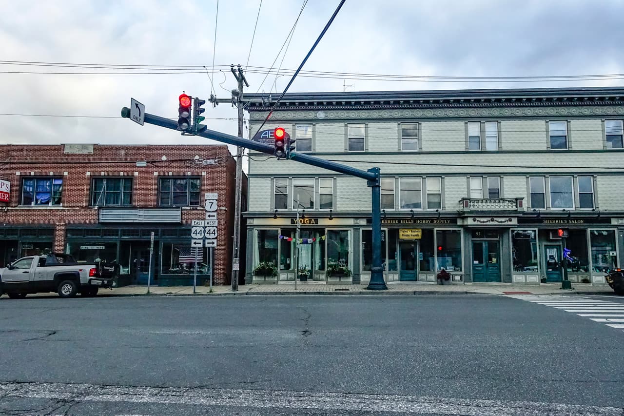 <b>En Connecticut | el lugar más pobre es Canaan</b>
<br>
<br>🔘 
<b>Ingreso medio de Canaan: </b>$36,532
<br>🔘 
<b>Ingreso medio de Connecticut:</b> $78,444
<br>🔘 
<b>Adultos con educación universitaria: </b>16.6%
<br>🔘 
<b>Población que vive en la pobreza: </b>17.7%
<br>🔘 
<b>Valor promedio de la propiedad:</b> $170,300