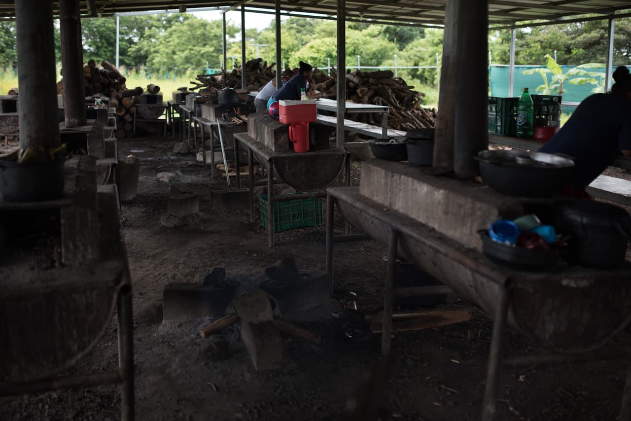 La cocina comunal en uno de los centros de refugiados de Costa Rica. Generalmente, son las mujeres las que preparan los alimentos para sus familia y los hombres se encargan de las labores de limpieza. Los nicaragüenses cocinan su tradicional gallo pinto, mientras que los haitianos y africanos convierten los víveres brindados por las autoridades ticas en platillos típicos de sus tierras.