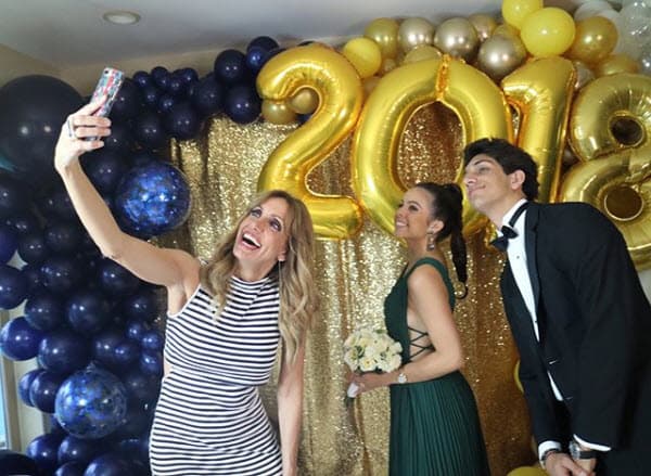 Siguió: "Gracias por seguir la tradición de tantos años y hacer la fiesta antes del prom en mi casa que siempre ha sido su casa. Todos estos niños son como mis hijos, todos han crecido juntos".