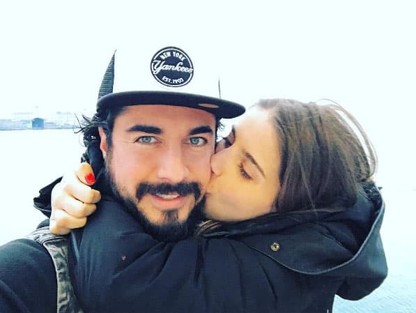 "Con esos besos de amor, enamora ❤️️! #🍯🌕 #italy #medejoquerer #vamosjuntoshastaitaliaquierocomprarmeunjerseyderaya #teamo #michellerenaud @michellerenaud #laurracarana", se nota que Josué está muy enamorado de Michelle.
