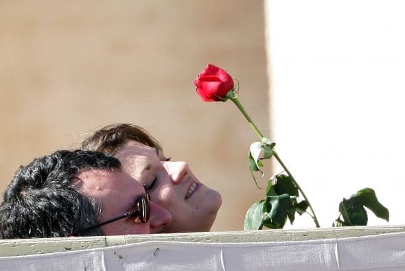 De hecho, ante la afluencia masiva, la primera idea de realizar el encuentro en el Aula Pablo VI se desechó para abrirlo a la Plaza de San Pedro, donde los novios celebraron "La alegría del SÍ para siempre", la consigna bajo la que se desarrolló el evento.